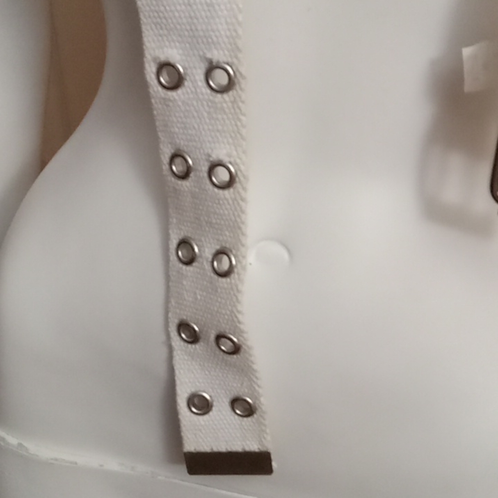 White belt - Picture 2 of 3